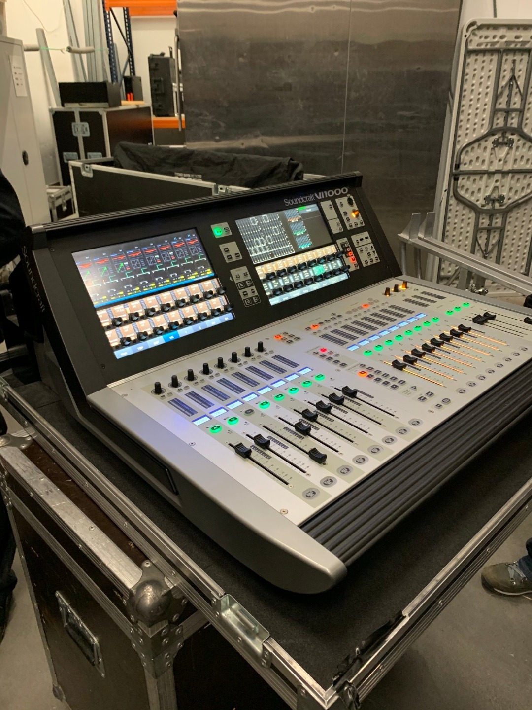 Soundcraft VI1000 Console and Stagerack 9500 EUR GebrauchteVeranstaltungstechnik.de Der